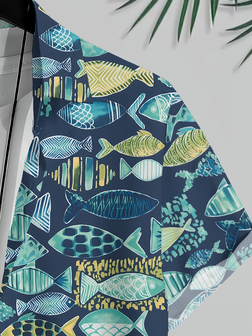 New Men's Beach Style Short-Sleeve Shirt with Colorful Fish School Print, Casual and Comfortable, Lightweight Short-Sleeve Button-Up Shirt, Breathable Material, Casual Lapel Style