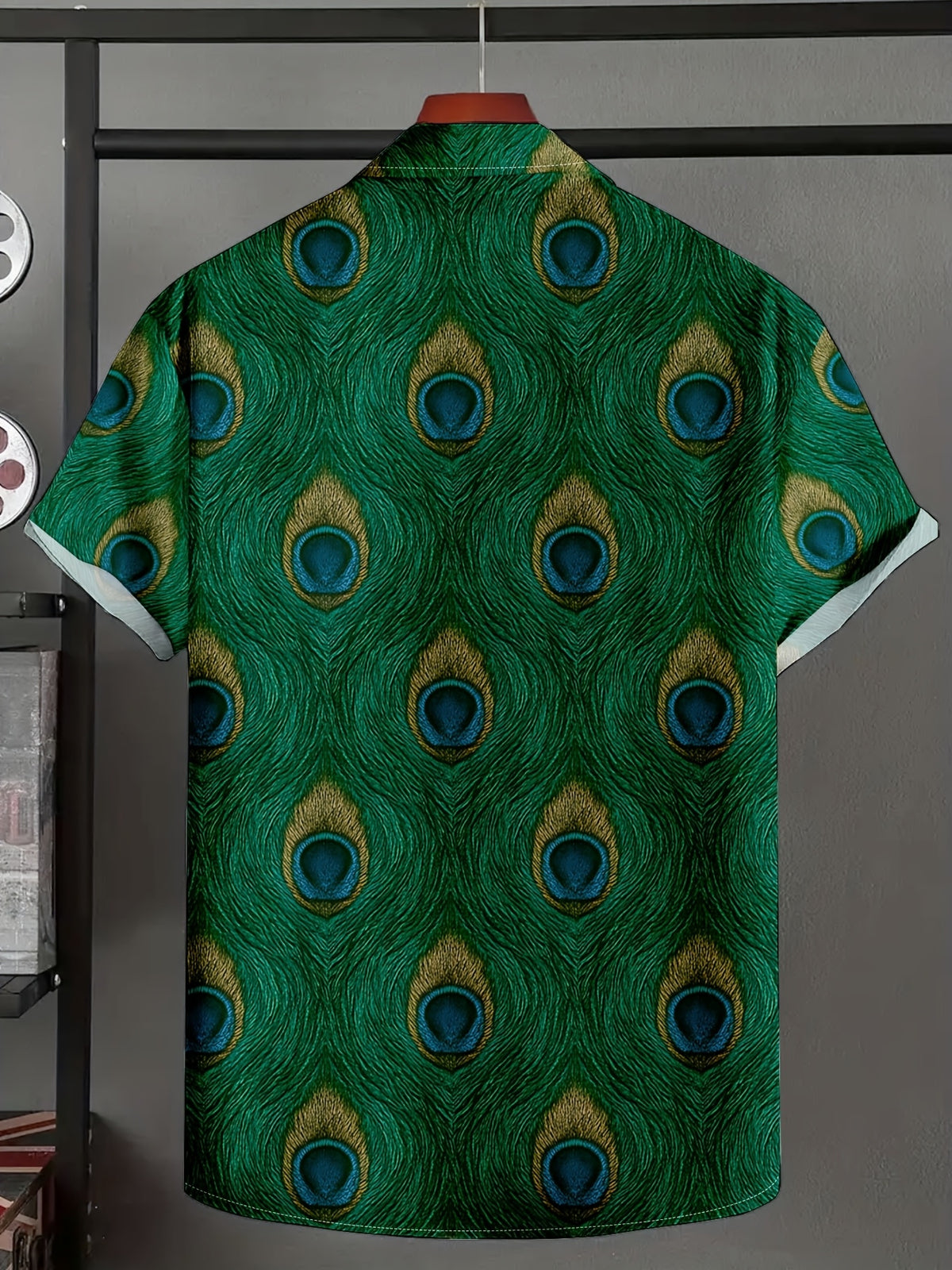 Peacock Feather Men'S Shirt, Retro Bohemian Style Short Sleeve, Covered with Peacock Tail Feathers And "Eye-Shaped Spots" Pattern, Rich Colors with Tropical Vibe, Perfect for Vacation And Casual Wear, Showcasing Unique Fashion Sense